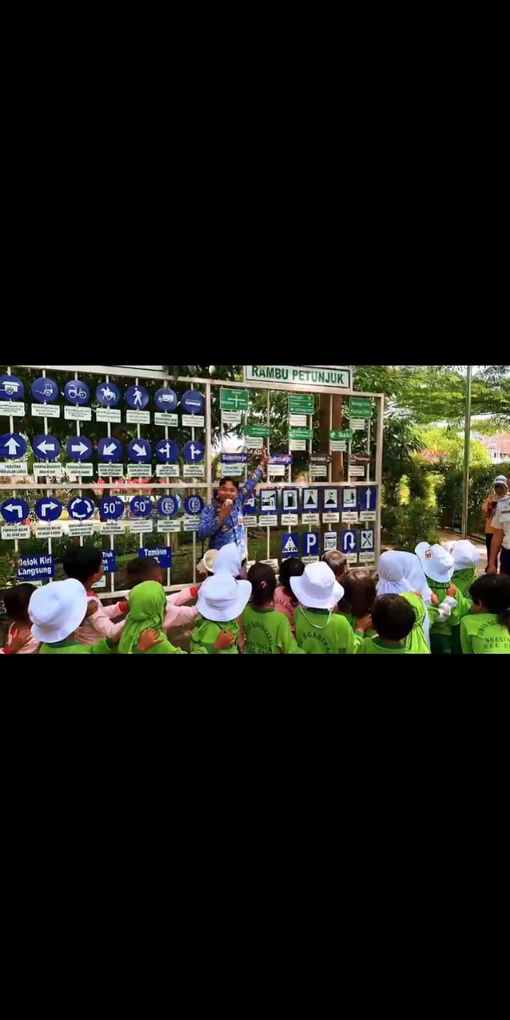 SOSIALISASI KESELAMATAN LALU LINTAS UNTUK TK DESA MALANGAN DI TAMAN LALU LINTAS PAKUJOYO.